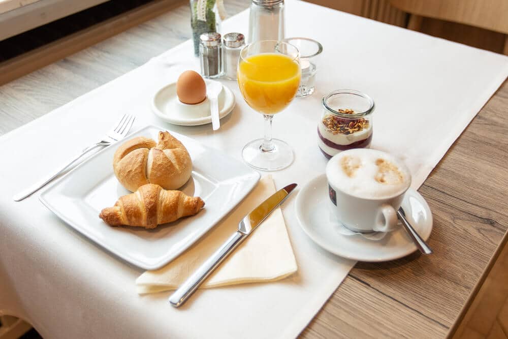 gedeckter Frühstückstisch, Hotel Bavaria Oldenburg