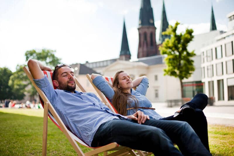 hotel-bavaria-oldenburg-beitrag-sommer-in-oldenburg päarchen im liegestuhl