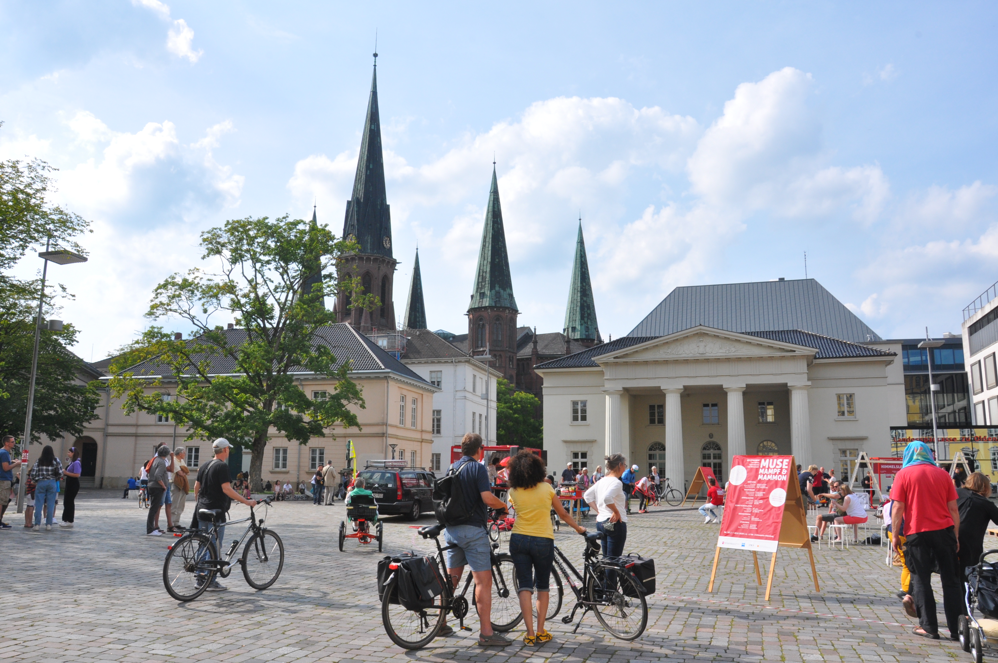 schloßplatz-radfahren-in-oldenburg