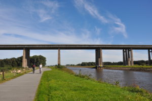 Huntebrücke mit zwei Radfahrern Huntebrücke mit zwei Radfahrern