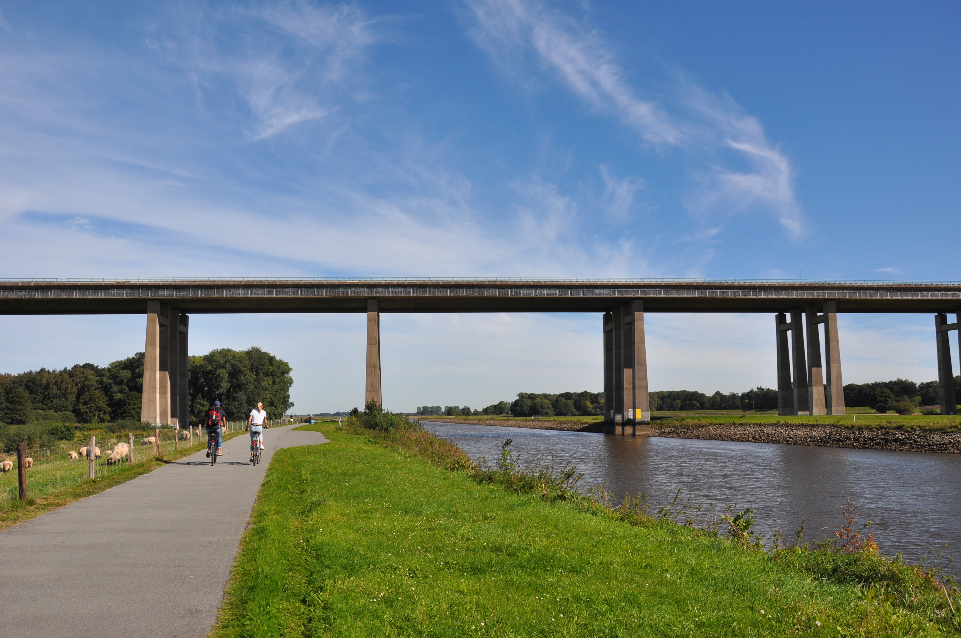 Huntebrücke mit zwei Radfahrern Huntebrücke mit zwei Radfahrern