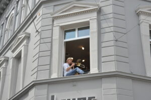 Sommer in Oldenburg, Musiker im Fenster