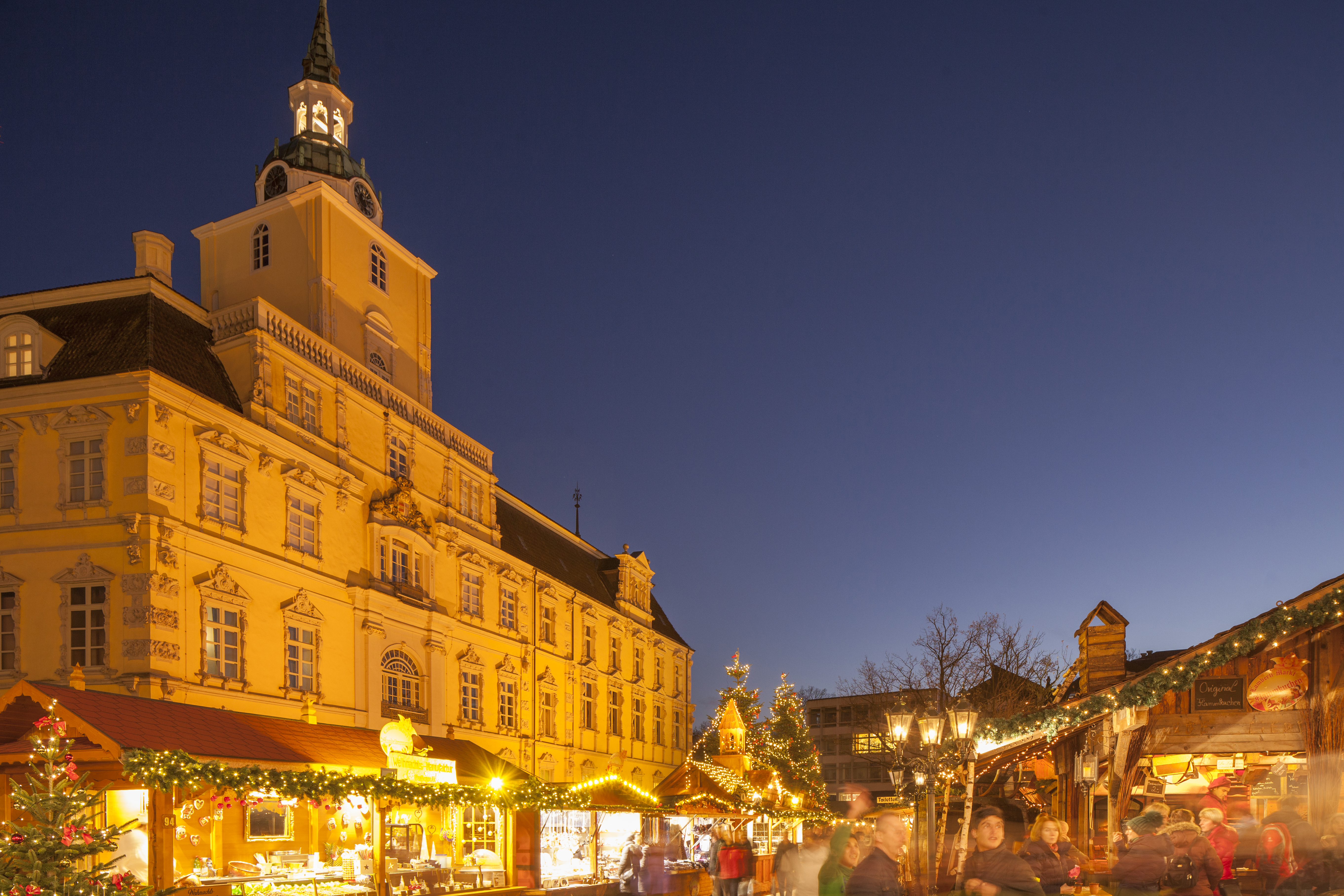 Der Weihnachtsmarkt in Oldenburg vor dem Schloss weihnachtsmarkt_schloss_Oldenburg