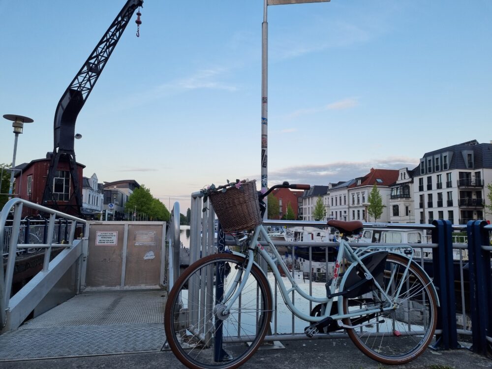 Hafen mit Kran und Fahrrad in Oldenburg