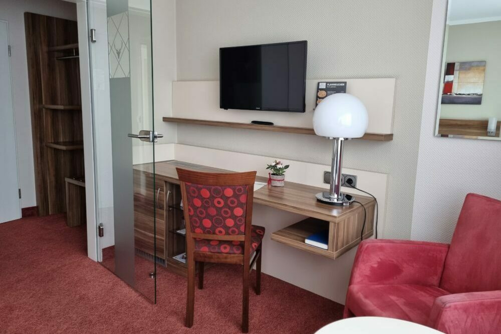 Business Zimmer mit Schreibtisch und TV