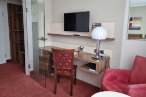 Standard Zimmer mit Schreibtisch und TV