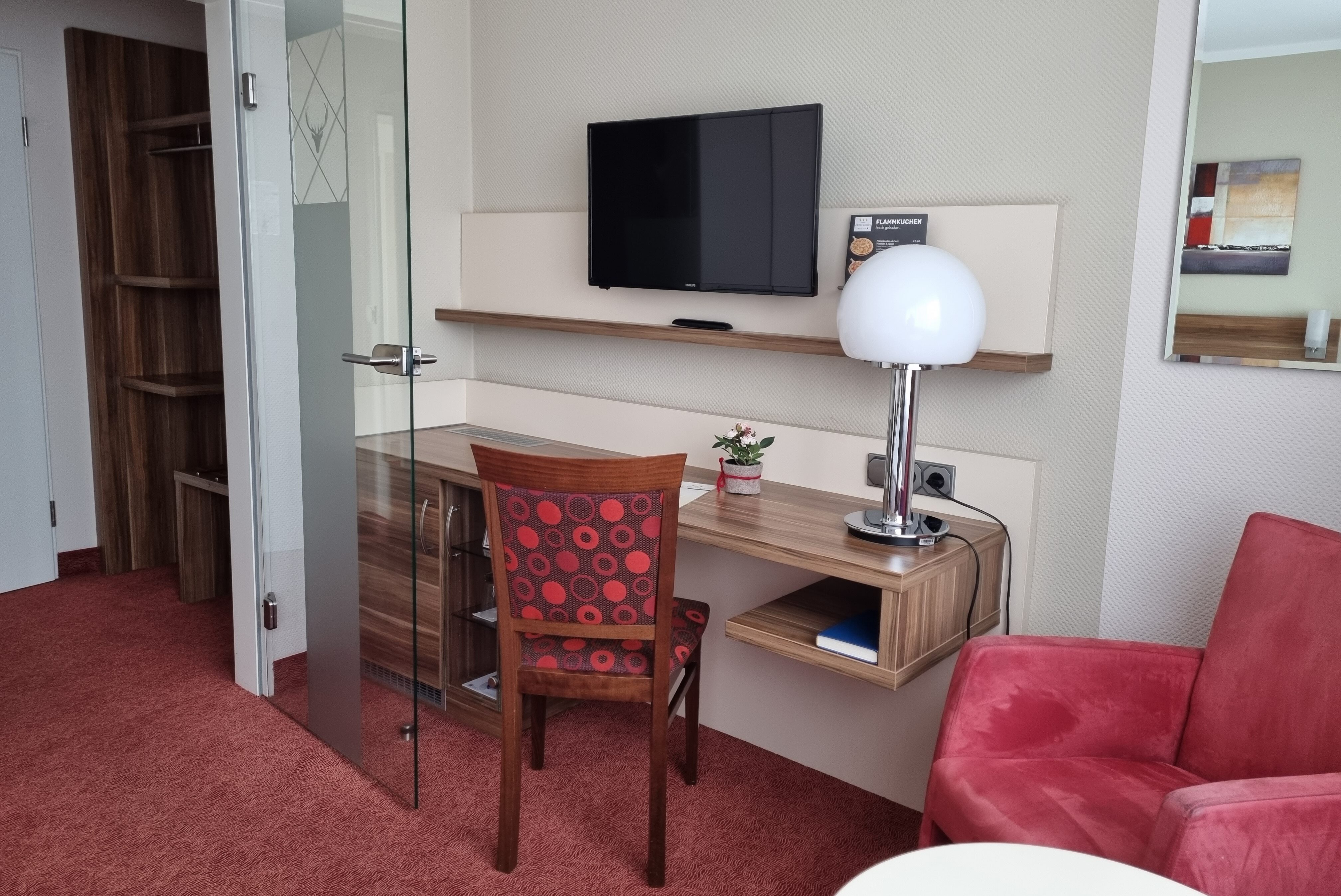 Standard Zimmer mit Schreibtisch und TV