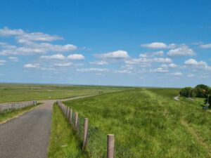 Deich und Wolkenhimmel