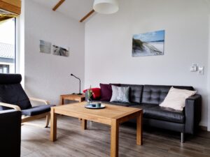 Wohnzimmer mit Sofa und Tisch