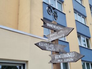 Wegweiser vorm Hotel Bavaria Oldenburg